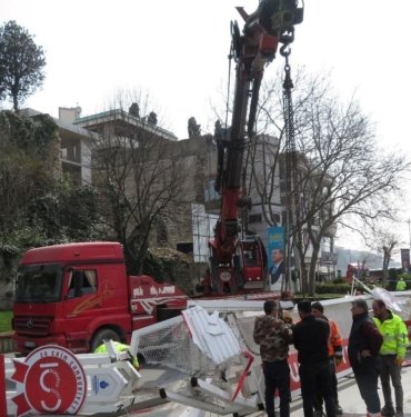 Üsküdar’da konteyner yüklü vinç demir platformu devirdi: Yol kapandı