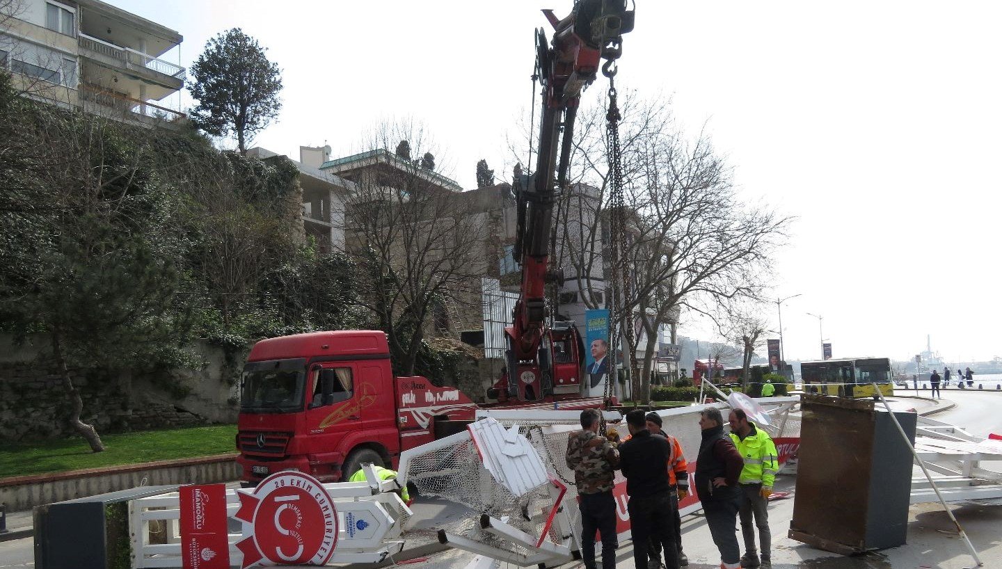 Üsküdar’da konteyner yüklü vinç demir platformu devirdi: Yol kapandı