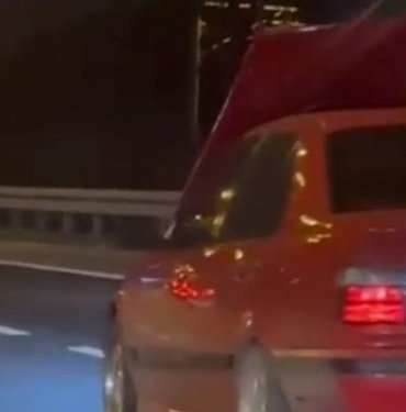 Seyir halindeki otomobilin bir anda kaputu açıldı