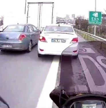 Trafik magandası aynayı kırıp kaçtı