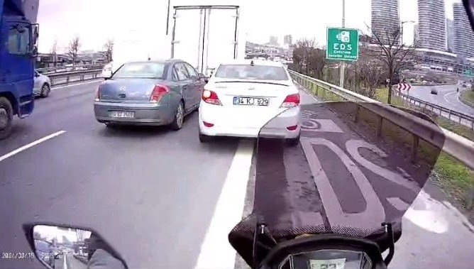 Trafik magandası aynayı kırıp kaçtı