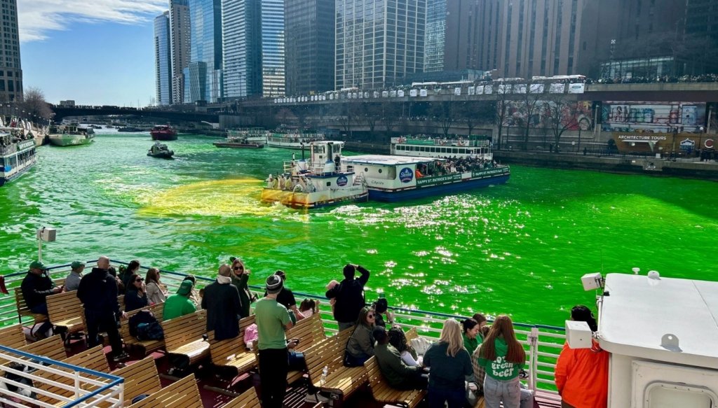 ABD’de Aziz Patrik Günü: Chicago Nehri yeşile boyandı