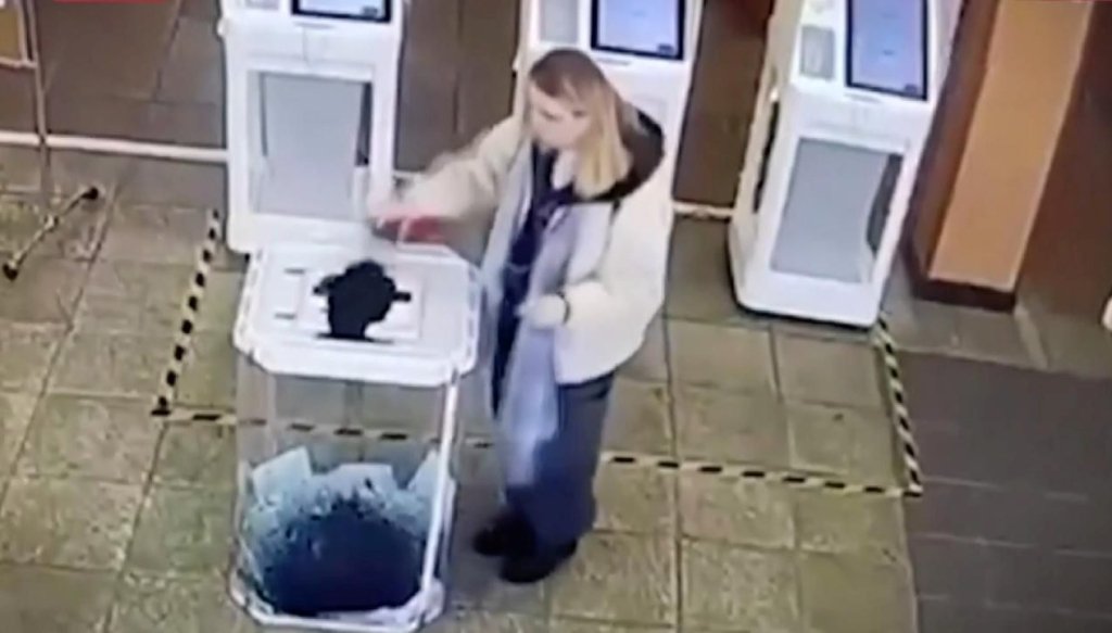 Rusya’da devlet başkanlığı seçimlerinde kaos: Sandıklara boya döküldü, kabinler ateşe verildi