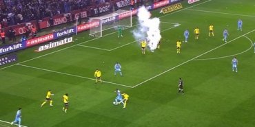 Trabzonspor Fenerbahçe maçında oyun durdu! Halil Umut Meler, yardımcılarını orta noktaya çağırdı