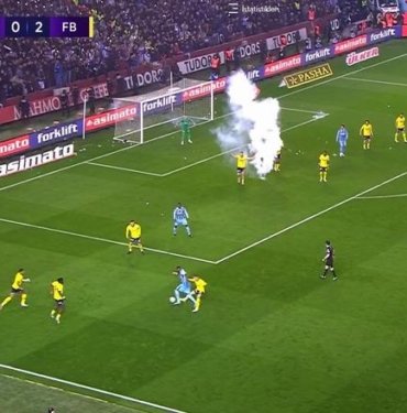 Trabzonspor Fenerbahçe maçında oyun durdu! Halil Umut Meler, yardımcılarını orta noktaya çağırdı