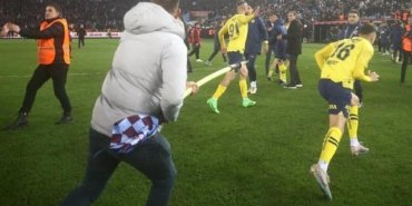 Fenerbahçeli futbolcuyu ofsayt bayrağıyla kovaladı! Trabzonspor tribünlerinden skandal hareket…