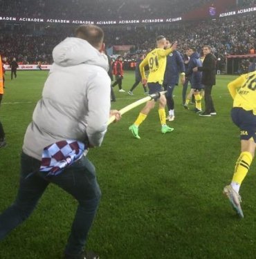 Fenerbahçeli futbolcuyu ofsayt bayrağıyla kovaladı! Trabzonspor tribünlerinden skandal hareket…