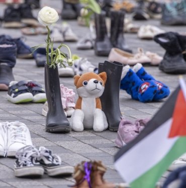 Hollanda’da Filistin’e sergisi: Meydana 14 bin çocuk ayakkabısı bırakıldı