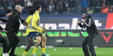 SON DAKİKA: Maç bitti ortalık karıştı! Trabzonspor tribünleri sahaya indi, Livakovic