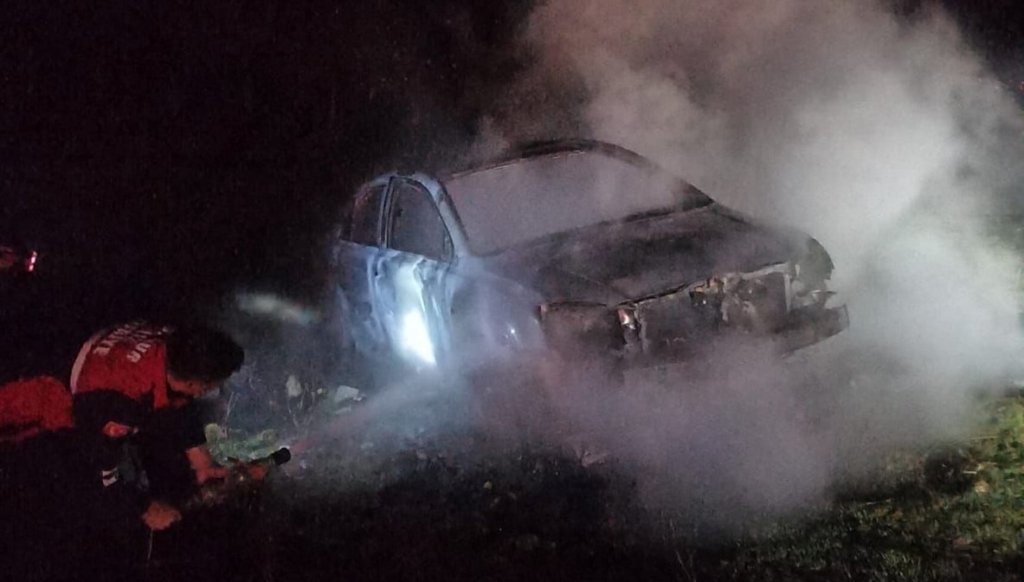 Boş arazide otomobil yangını