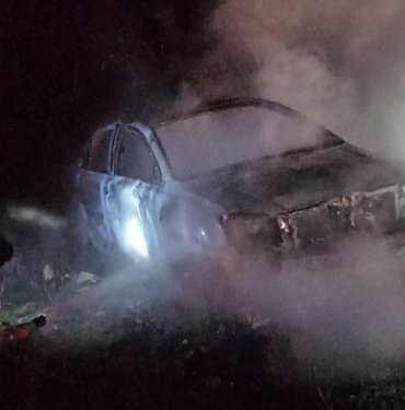 Boş arazide otomobil yangını