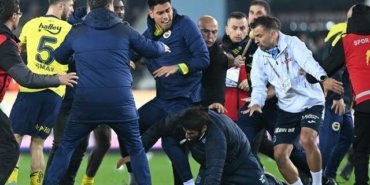 Eski Fenerbahçeli Egemen Korkmaz yumruk atmaya çalıştı, İrfan Can Eğribayat ateş püskürdü: Ekmek yediğin yere ihanet etmek budur!