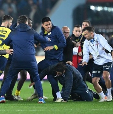 Eski Fenerbahçeli Egemen Korkmaz yumruk atmaya çalıştı, İrfan Can Eğribayat ateş püskürdü: Ekmek yediğin yere ihanet etmek budur!