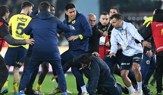 Eski Fenerbahçeli Egemen Korkmaz yumruk atmaya çalıştı, İrfan Can Eğribayat ateş püskürdü: Ekmek yediğin yere ihanet etmek budur!