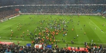 Trabzon yerel basınının Trabzonspor-Fenerbahçe maçında yaşanan olaylar için attığı manşetler herkesi şaşırttı!