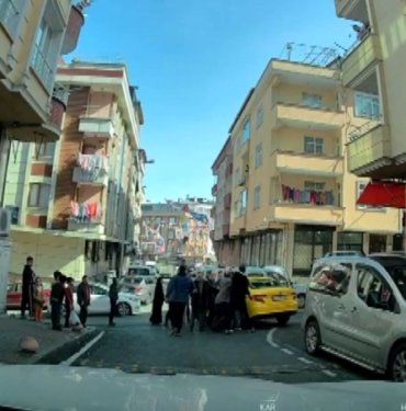Trafikte yol verme tartışması: Cama yumruk atarak kırdı