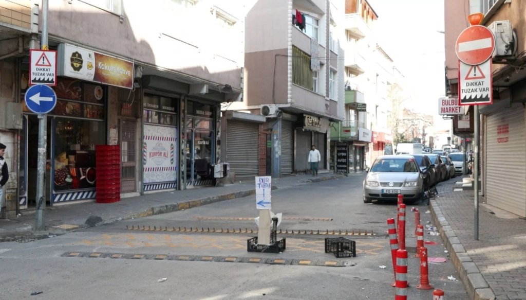 Bağcılar’da kapana takılan takılana | Otomobillerin lastikleri patladı