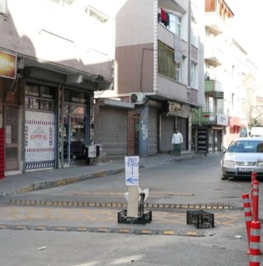 Bağcılar’da kapana takılan takılana | Otomobillerin lastikleri patladı