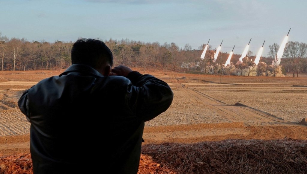 Kim Jong Un savaş tatbikatında: Roketatarları test etti