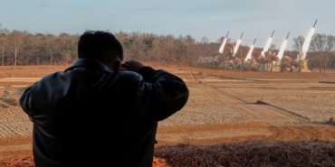 Kim Jong Un savaş tatbikatında: Roketatarları test etti
