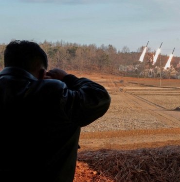 Kim Jong Un savaş tatbikatında: Roketatarları test etti