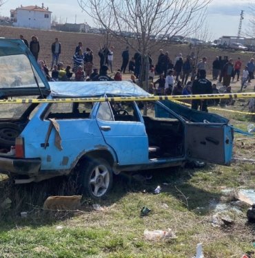 Otomobil otobüs durağına girdi: 4 ölü, 5 yaralı