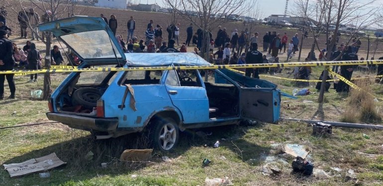 Otomobil otobüs durağına girdi: 4 ölü, 5 yaralı