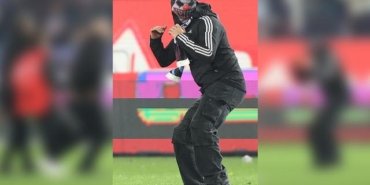 Trabzonspor Fenerbahçe maçında ilk olarak sahaya atlayan herkesin merak ettiği maskeli taraftarın kim olduğu ortaya çıktı! Maçtan önce sinyali vermiş…
