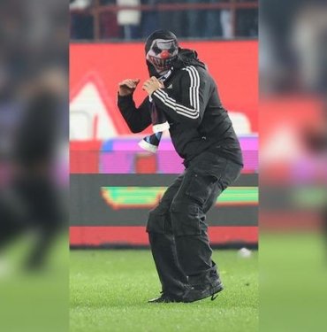 Trabzonspor Fenerbahçe maçında ilk olarak sahaya atlayan herkesin merak ettiği maskeli taraftarın kim olduğu ortaya çıktı! Maçtan önce sinyali vermiş…