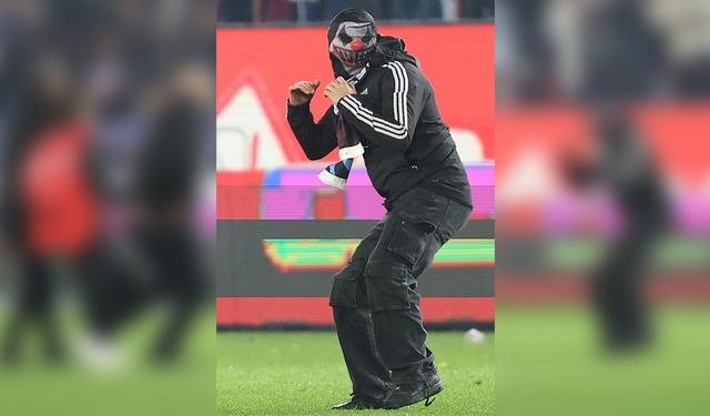 Trabzonspor Fenerbahçe maçında ilk olarak sahaya atlayan herkesin merak ettiği maskeli taraftarın kim olduğu ortaya çıktı! Maçtan önce sinyali vermiş…