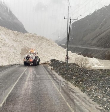 Hakkari-Şırnak yolunda çığ