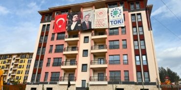 Deprem konutları kura ve anahtar teslim töreni başladı: Deprem konutları (Malatya, Adıyaman, Adana, Elazığ…) kura çekimi canlı yayın ekranı