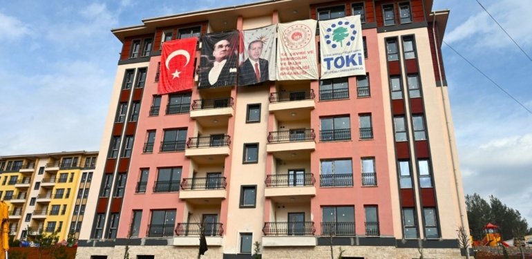 Deprem konutları kura ve anahtar teslim töreni başladı: Deprem konutları (Malatya, Adıyaman, Adana, Elazığ…) kura çekimi canlı yayın ekranı