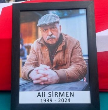 Gazeteci Ali Sirmen için Cumhuriyet Gazetesi önünde tören