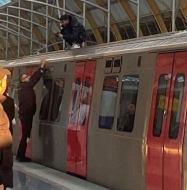 Sevgilisinden ayrıldı, metronun üzerine çıktı