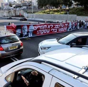 Gazze’deki rehineler için yol kapatan İsrailliler, hükümeti protesto etti