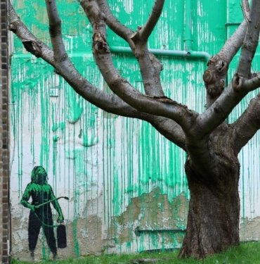 Londra’daki yeni Banksy duvar resmine beyaz boyalı saldırı
