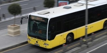 Metrobüs durağında kavga