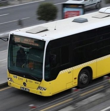 Metrobüs durağında kavga