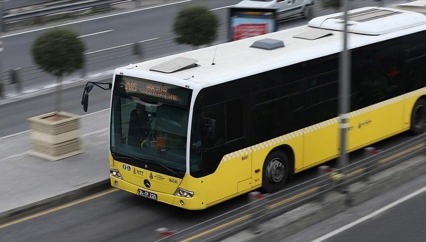 Metrobüs durağında kavga