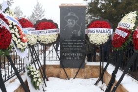 Aşık Veysel vefatının 51. yılında Sivas’ta mezarı başında anıldı