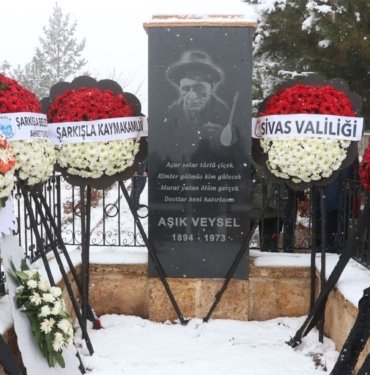 Aşık Veysel vefatının 51. yılında Sivas’ta mezarı başında anıldı