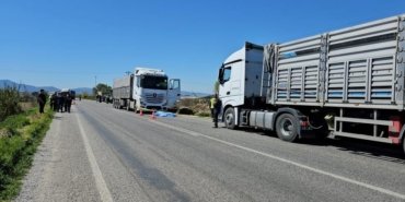 Arızalanan araçtan indi, TIR çarptı