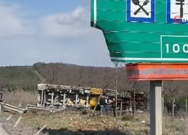 Kuzey Marmara Otoyolu’nda hafriyat kamyonu devrildi