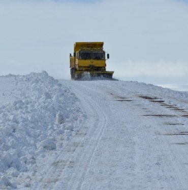 Mart kapıdan baktırdı: Köylerin yolları kar yağışından dolayı kapandı