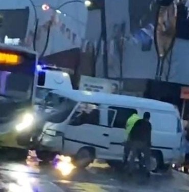 Ana yola fırladı: Otobüse ve motosiklete çarptı