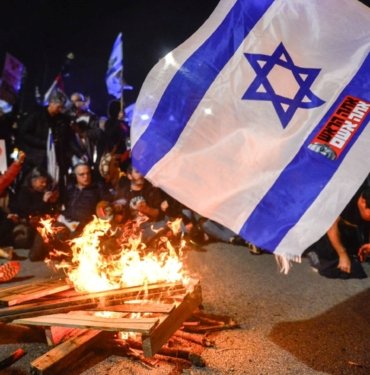 İsrailliler, Netanyahu’nun evinin önünde gösteri düzenledi