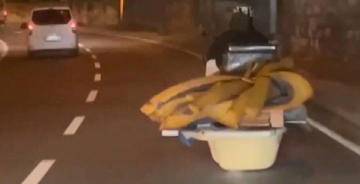 İstanbul’da banyo küvetiyle eşya taşıdı