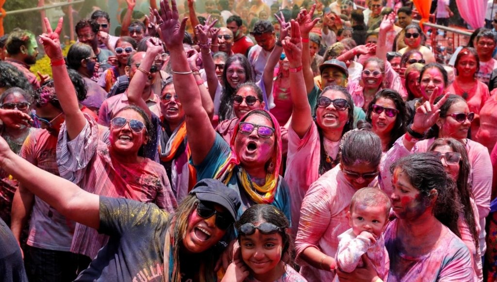 Holi Festivali: Nepal ve Kenya’da baharın gelişi kutlandı