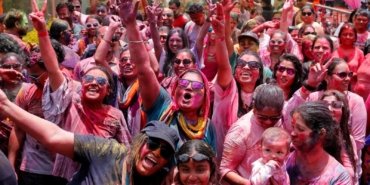 Holi Festivali: Nepal ve Kenya’da baharın gelişi kutlandı